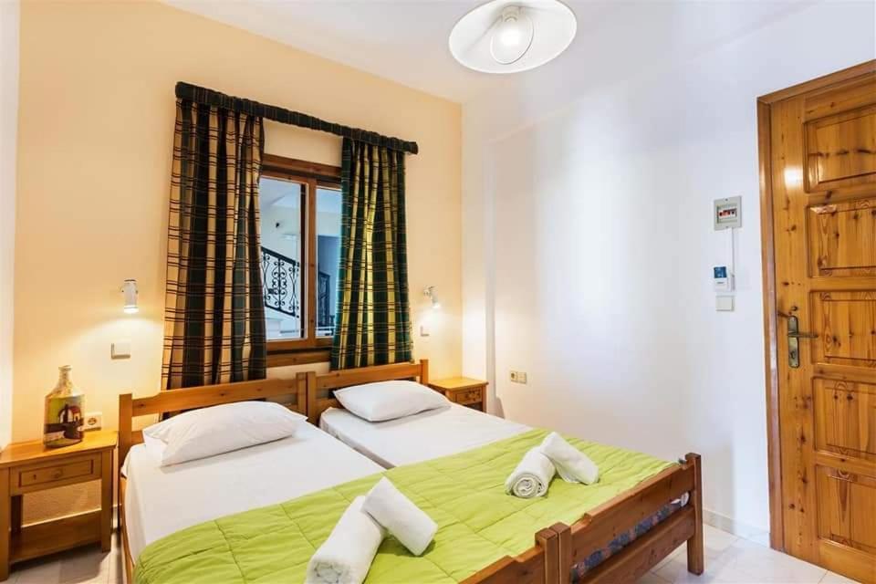 Michalis Litinas Apartments Agia Marina Екстериор снимка