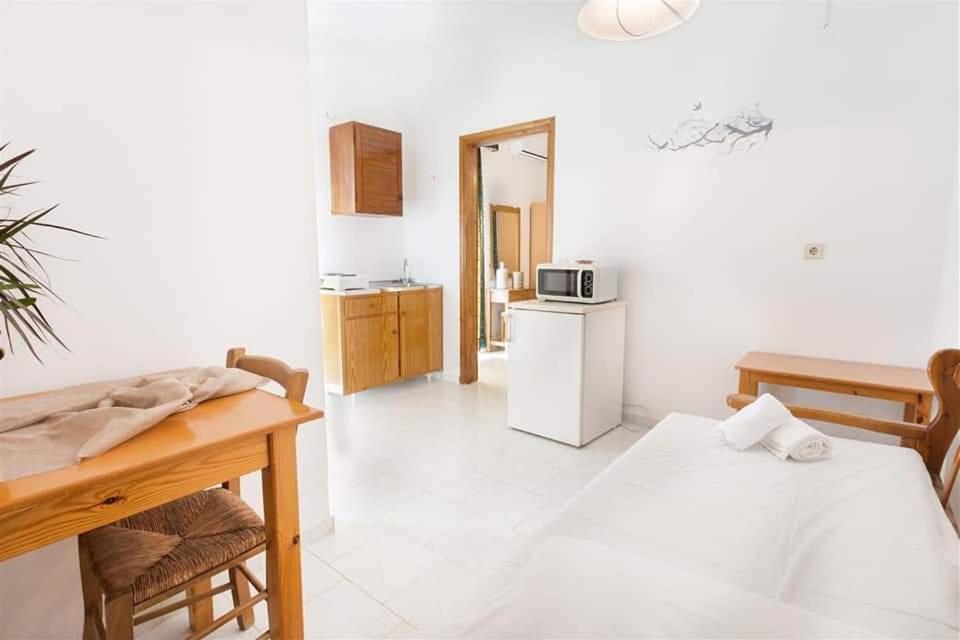 Michalis Litinas Apartments Agia Marina Екстериор снимка